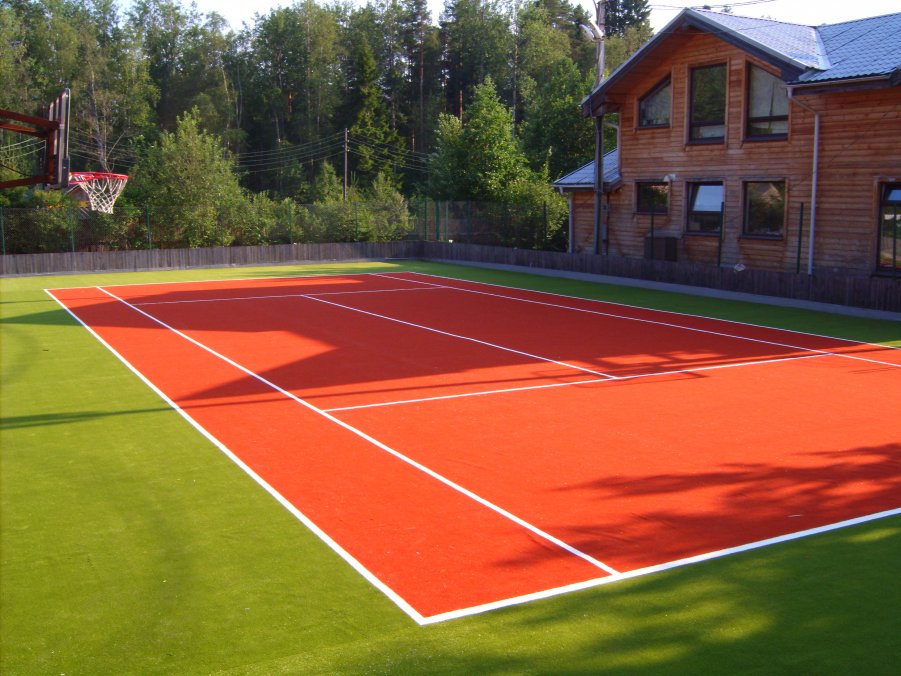 Тенисный корт в загородных домах